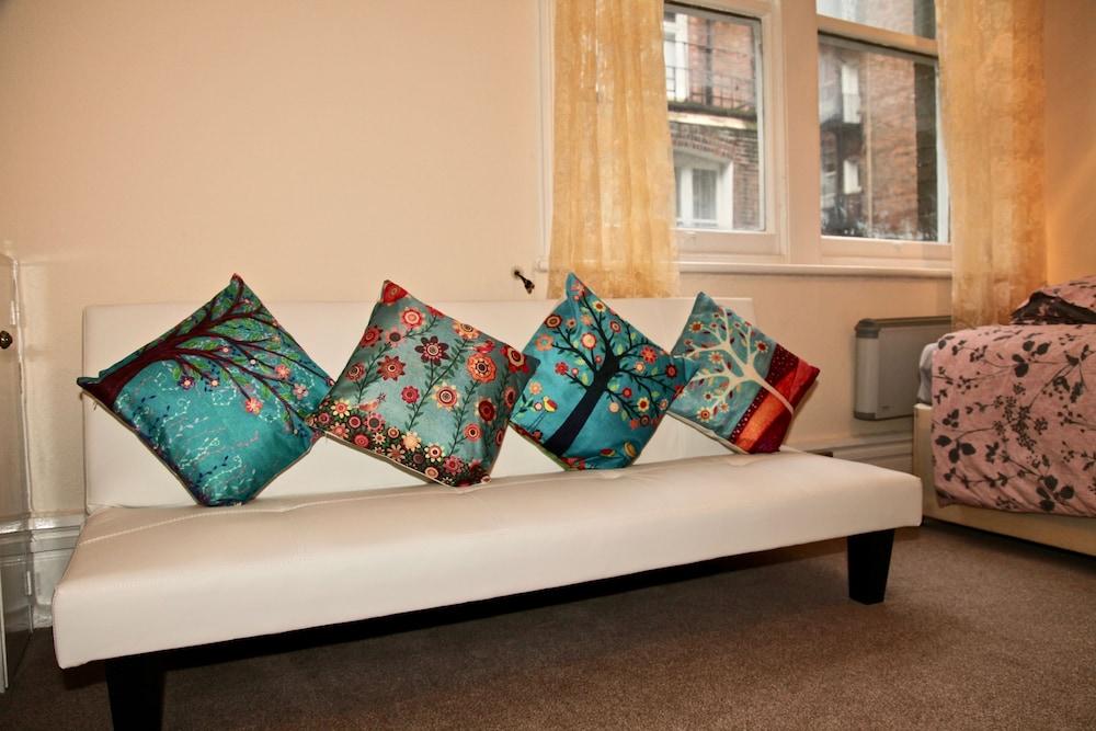 Kensington Palace by Underground station