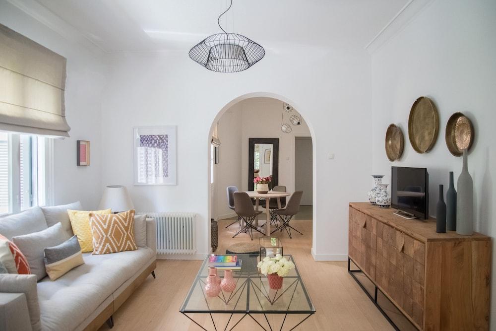 Virtue by Stylish Stays