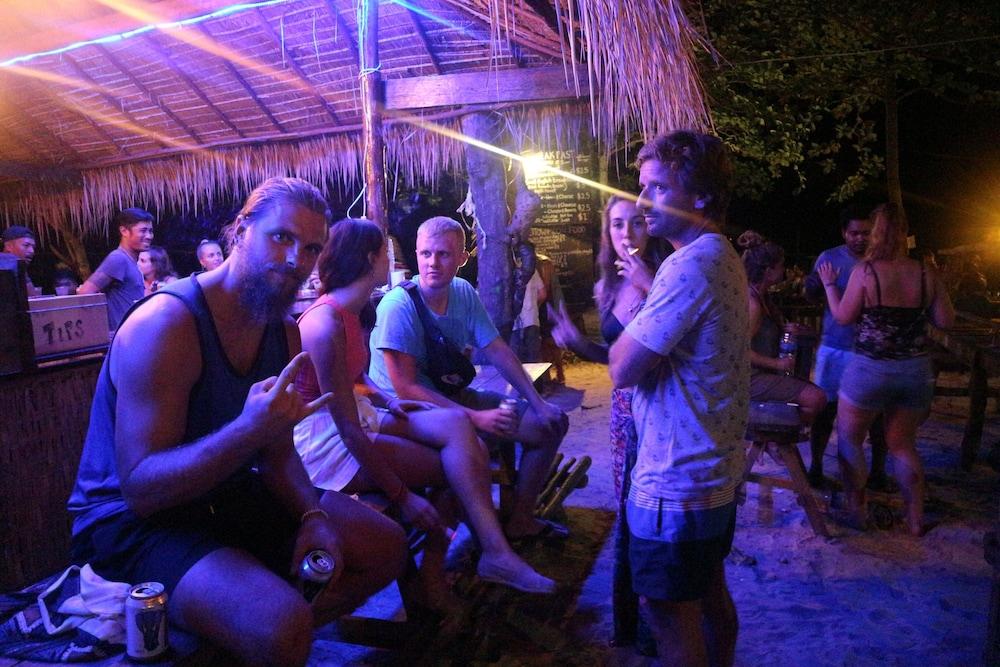 Yellow Moon M23 Hostel