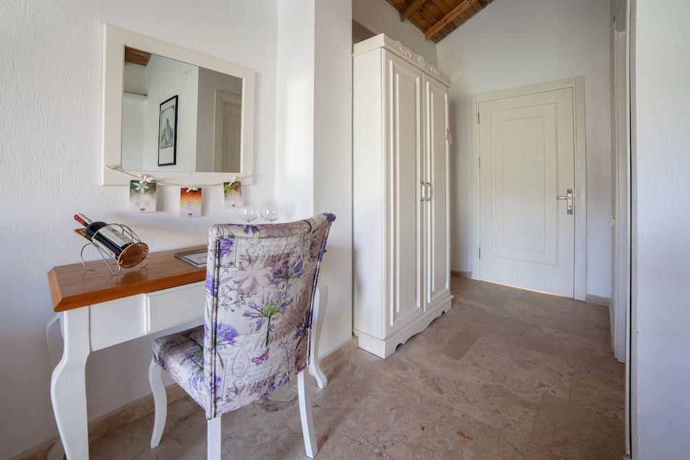 Vinifera Vineyards Hotel