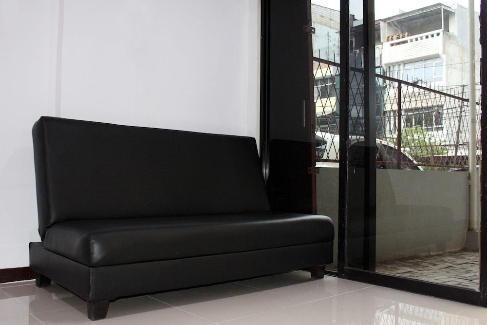 OYO 176 Near Cideng Virgo Residence