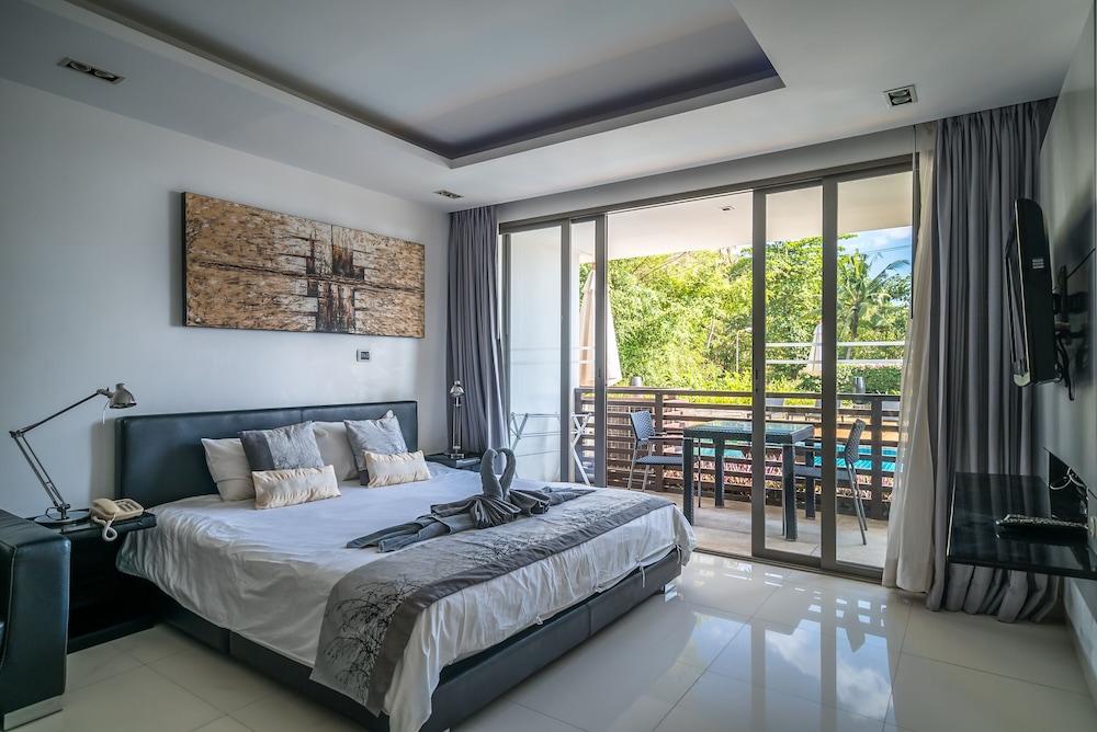 Nakalay Palm by Lofty