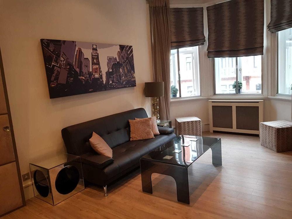 Hans Crescent Apartment