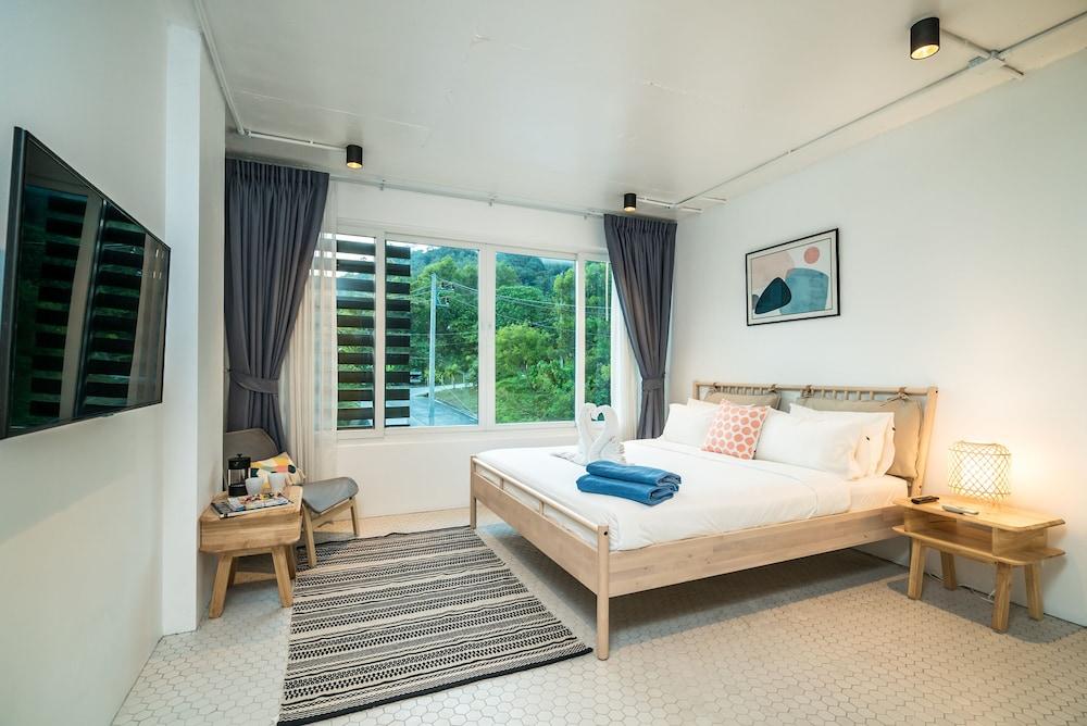 Baycliff Residence by Lofty