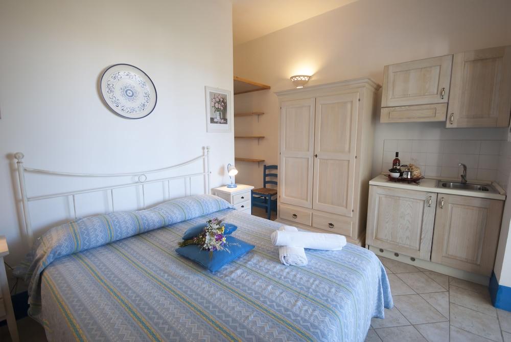 Villa Flora Studios & Apartments