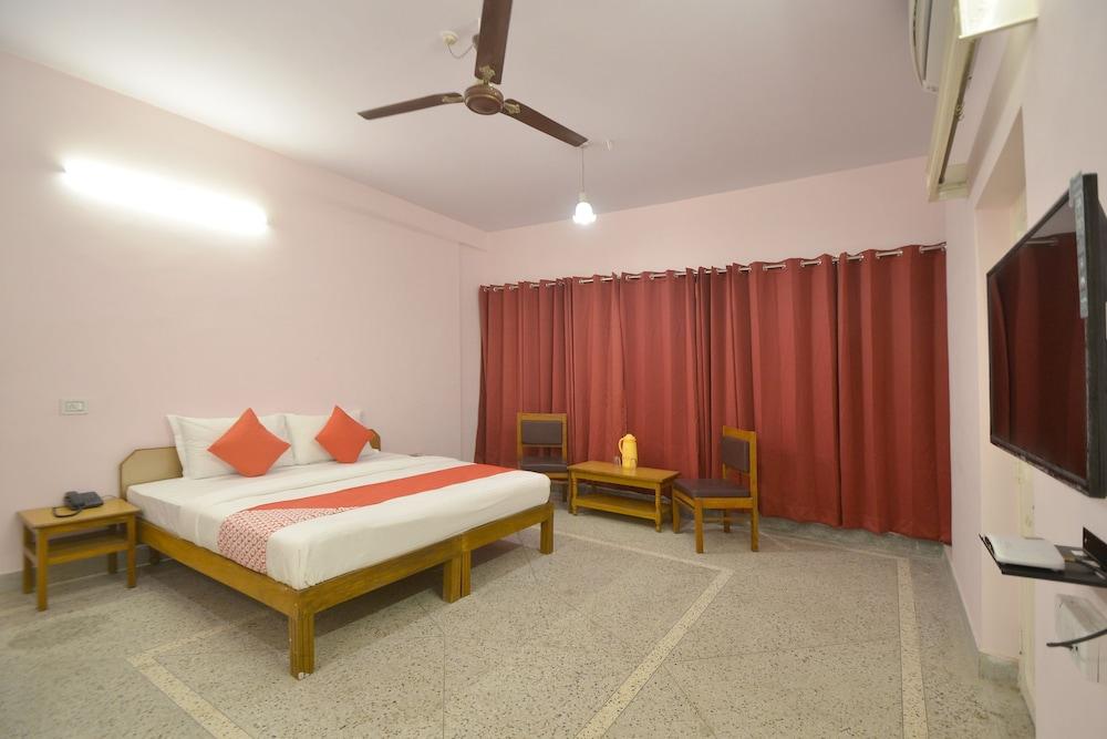 OYO 19597 Pink Palace