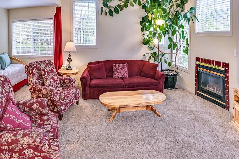 Oak Tower Townhouse-1.5 Blocks to OSF