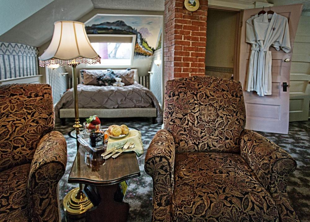 Holden House 1902 Bed & Breakfast Inn