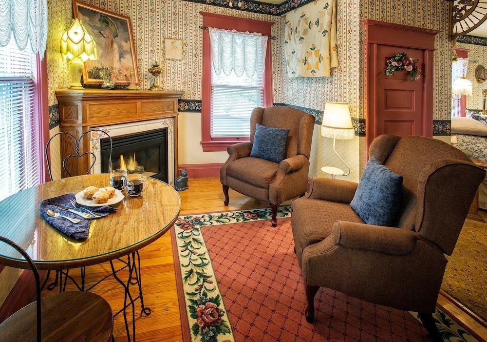 Holden House 1902 Bed & Breakfast Inn