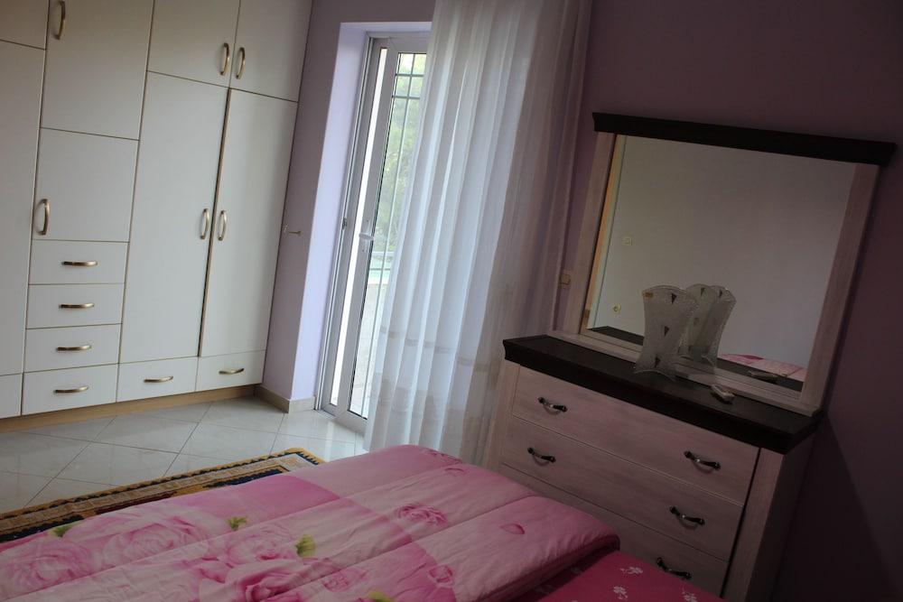 LEVY'S Place Athens Airport