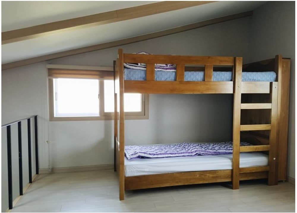 Two Wheels Pension & Guesthouse - Hostel