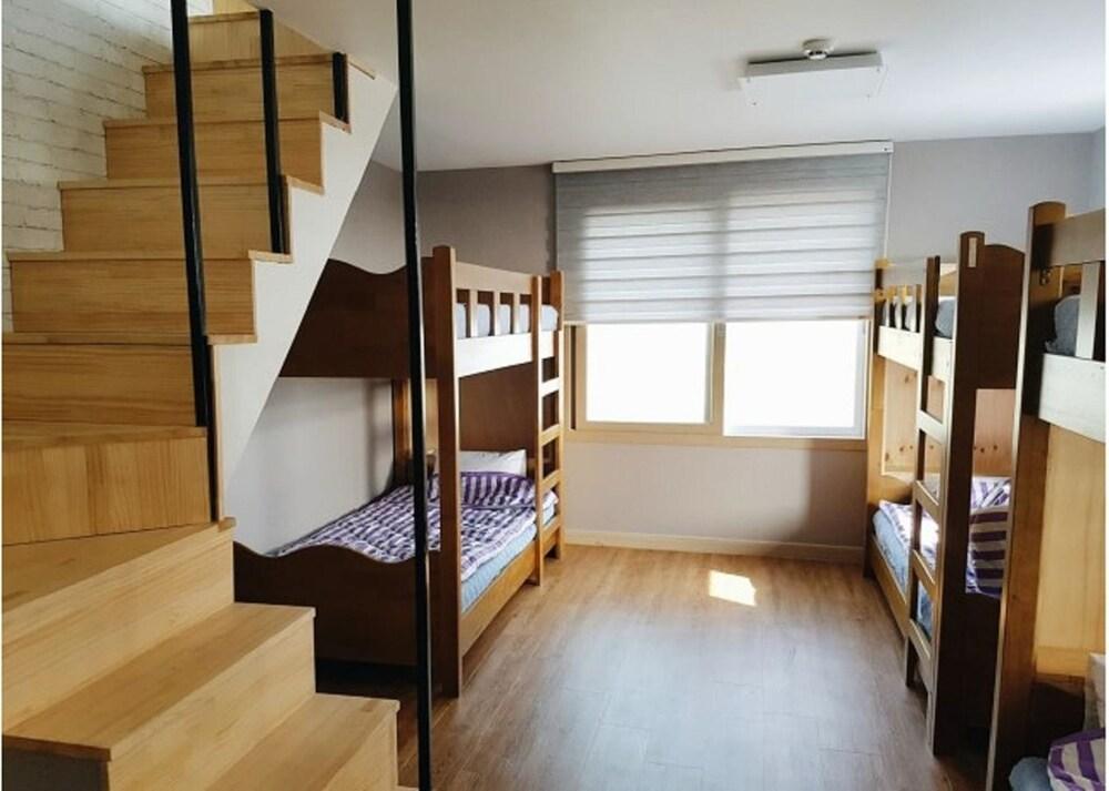 Two Wheels Pension & Guesthouse - Hostel