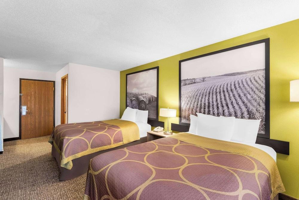 Super 8 by Wyndham Oelwein