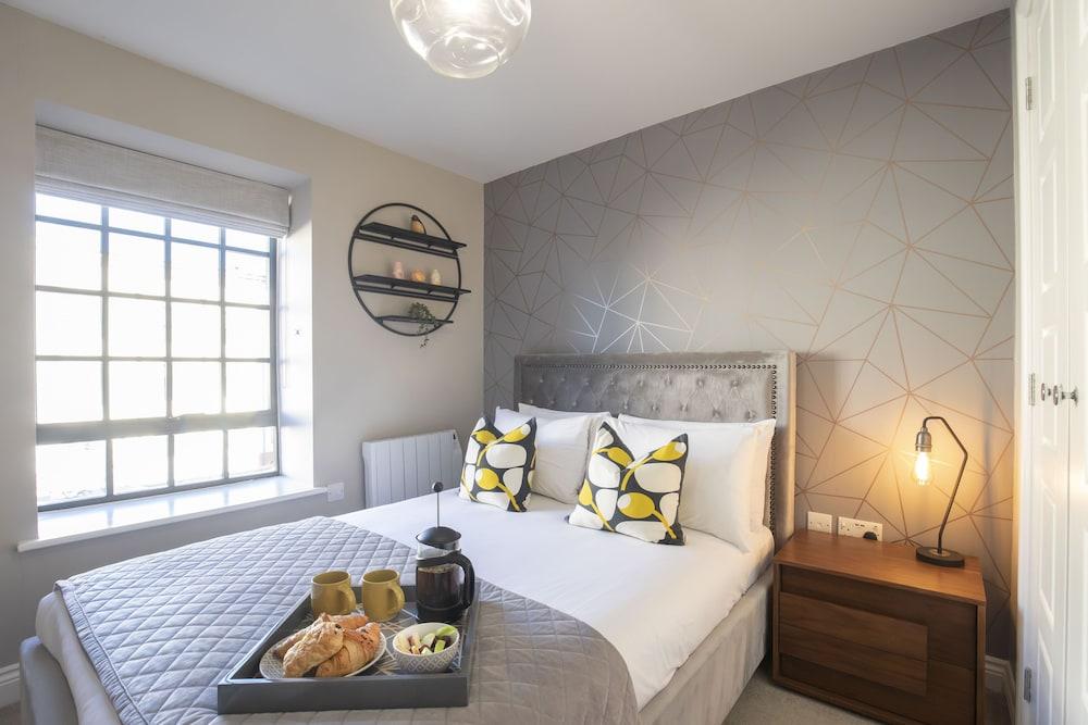 Elliot Oliver - Modern 2 Bedroom Town Centre Apartment