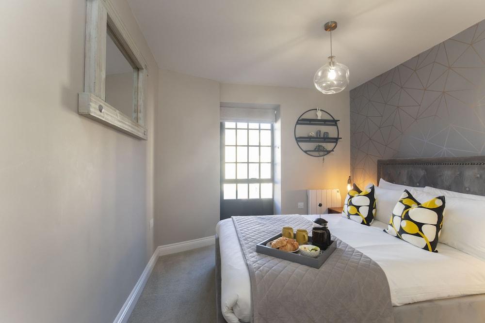 Elliot Oliver - Modern 2 Bedroom Town Centre Apartment