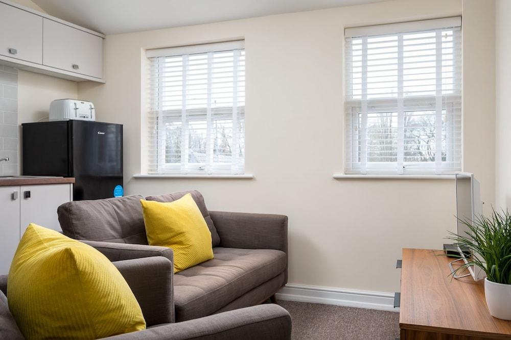 Elliot Oliver - 2 Bedroom Town Centre Apartment