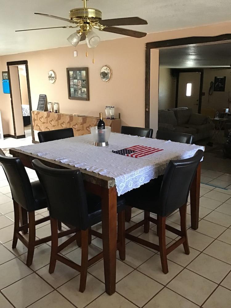 Family Friendly (Pets Welcome)