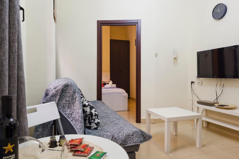 NHE Rothschild's Corner