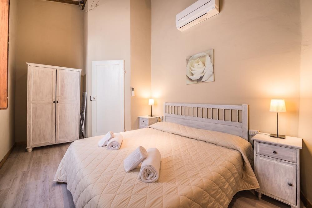 A Few Steps to The Duomo Enchanting 2BD Apt