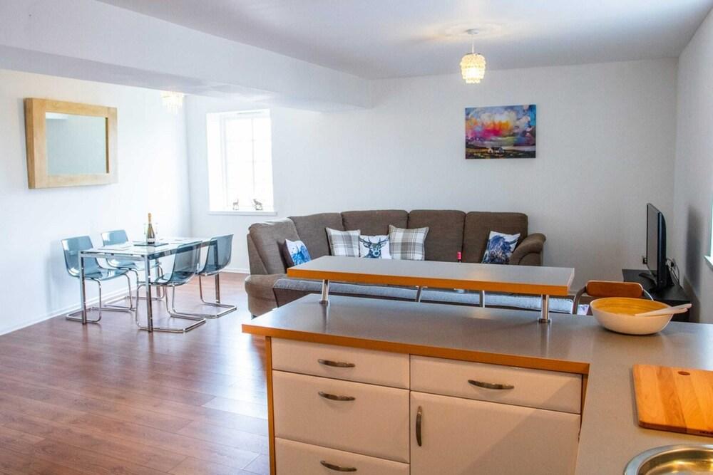 Spacious and Contemporary Flat With Secure Parking