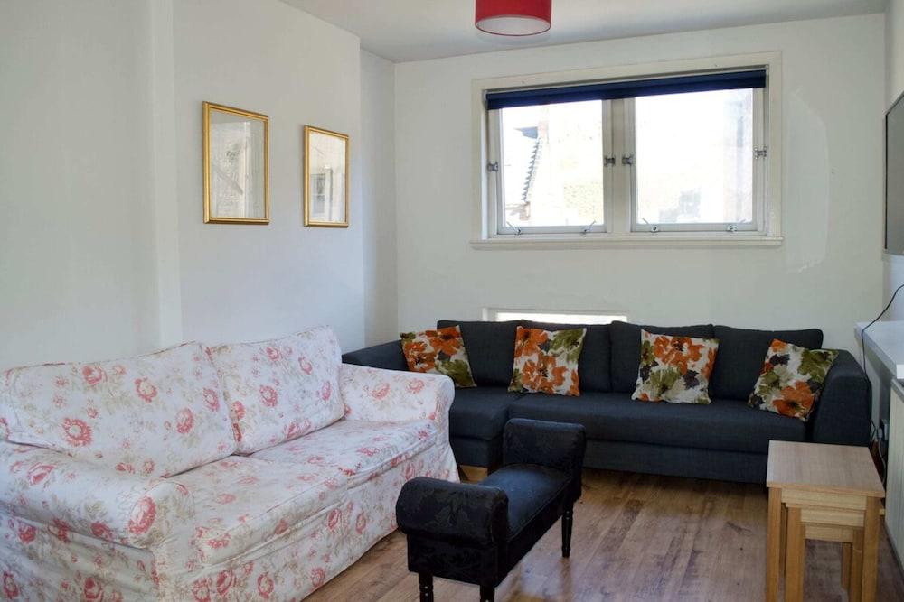 Central and Spacious Flat - Royal Mile