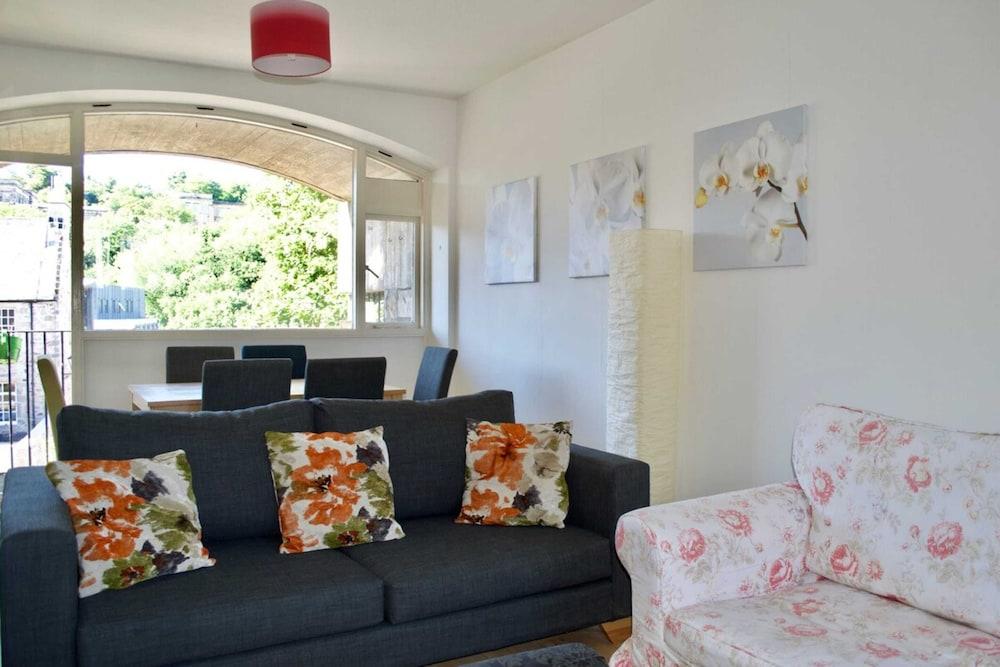 Central and Spacious Flat - Royal Mile