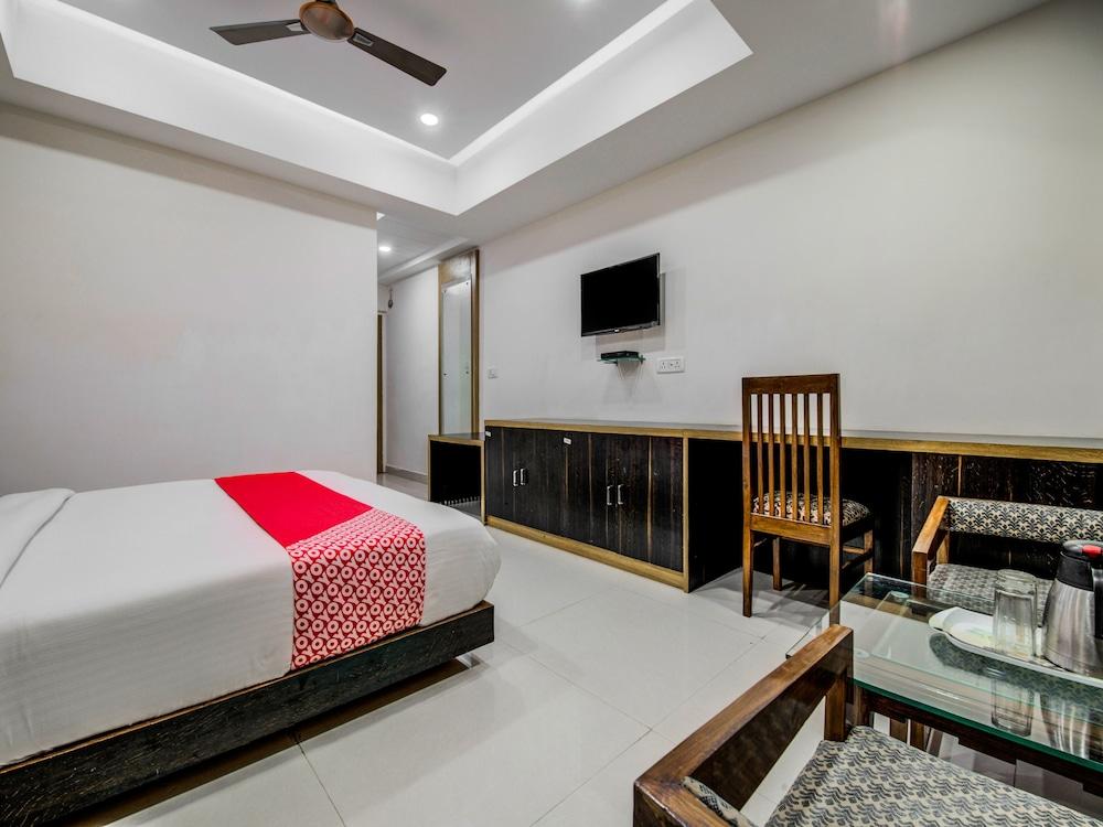 OYO 18542 Petals Inn