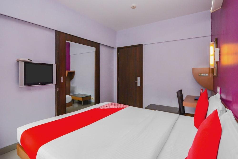 OYO 18803 Smart Inn