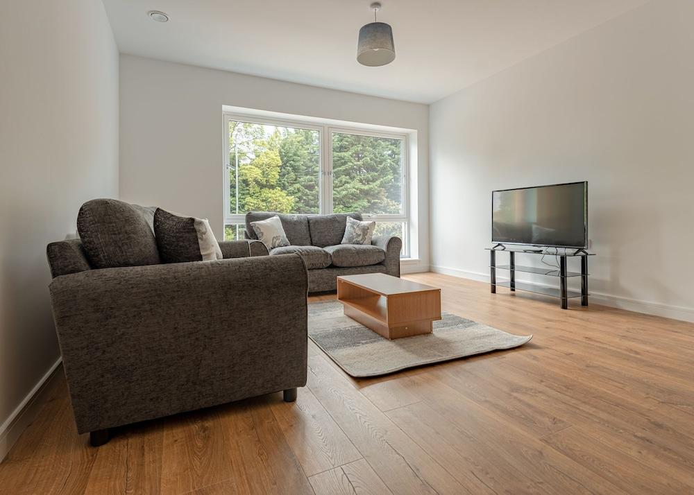 Spacious Modern Apartment