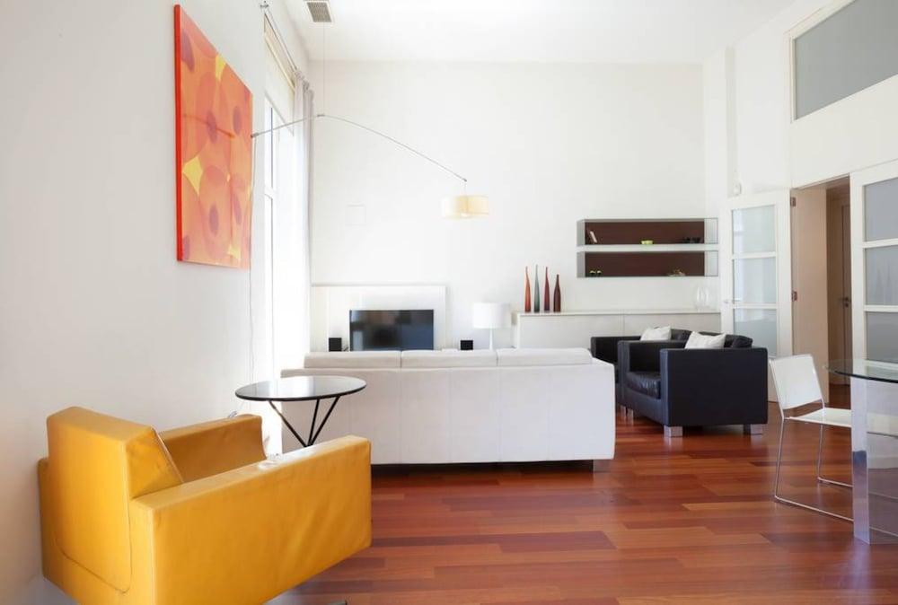 Akira Flats Plaza Catalunya