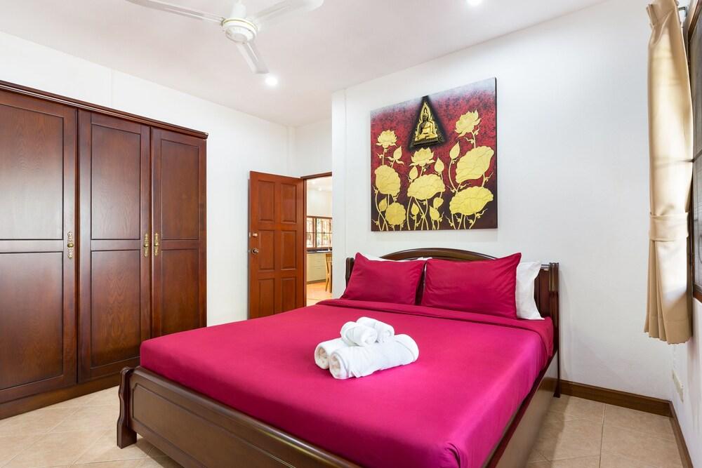 Blissful Jacuzzi Living at Villa Nikkie2