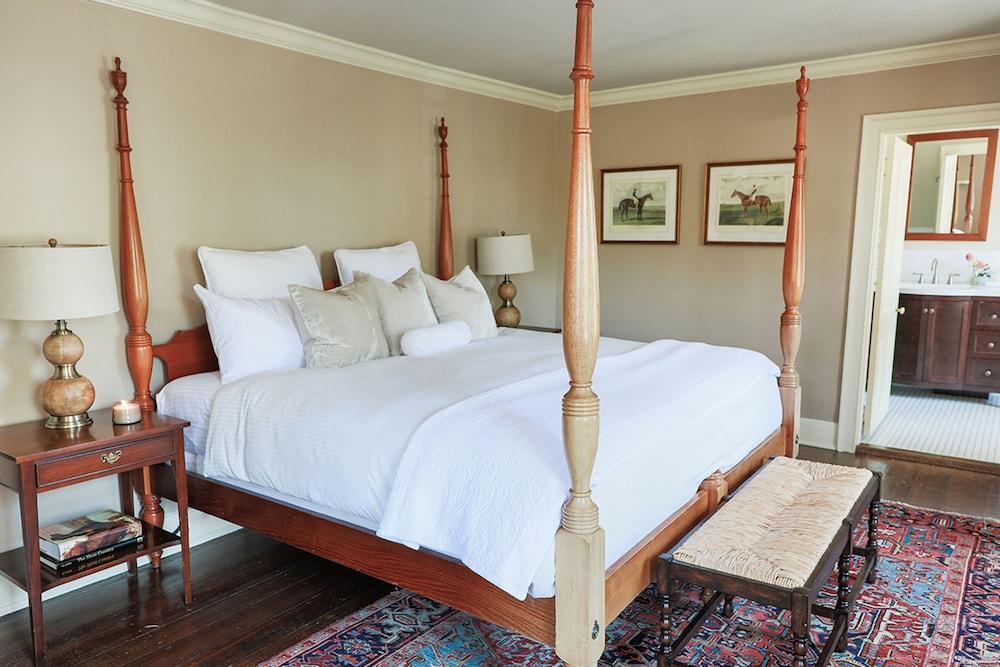 The Red Fox Inn & Tavern