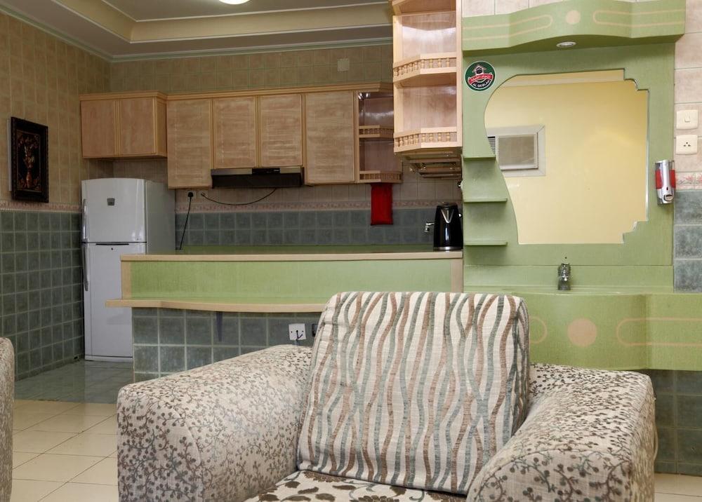 SEASONS APARTMENTS سيزونز للشقق المخدومة