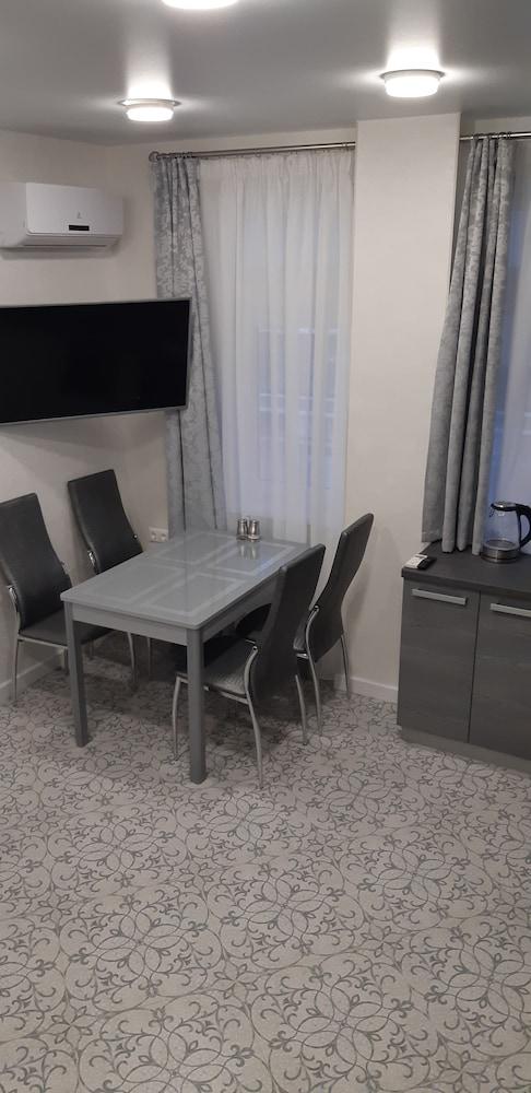 Nizhneimeretinskya apt 25