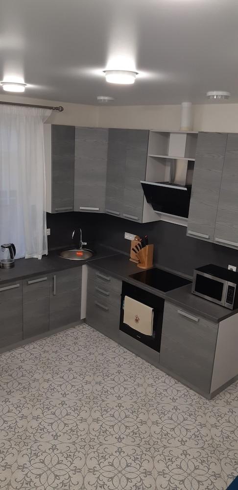 Nizhneimeretinskya apt 25