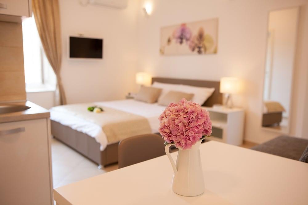 Split Summer Lounge Apartments