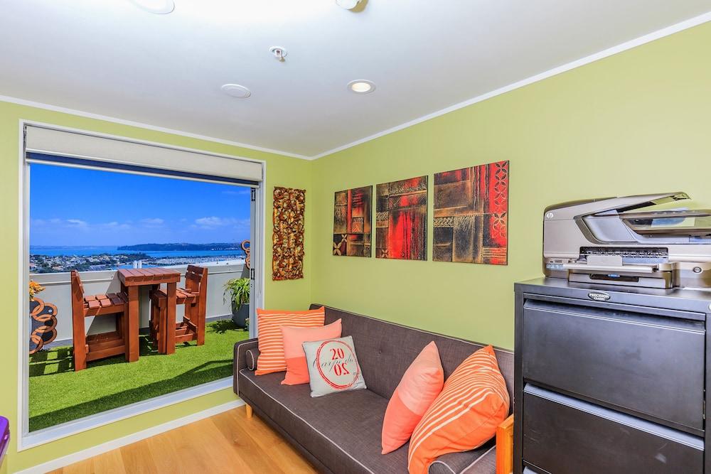 Modern Apartment Short Walk to SkyTower