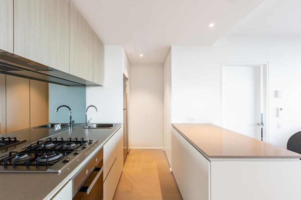 Sabrina, 2BDR Docklands Apartment