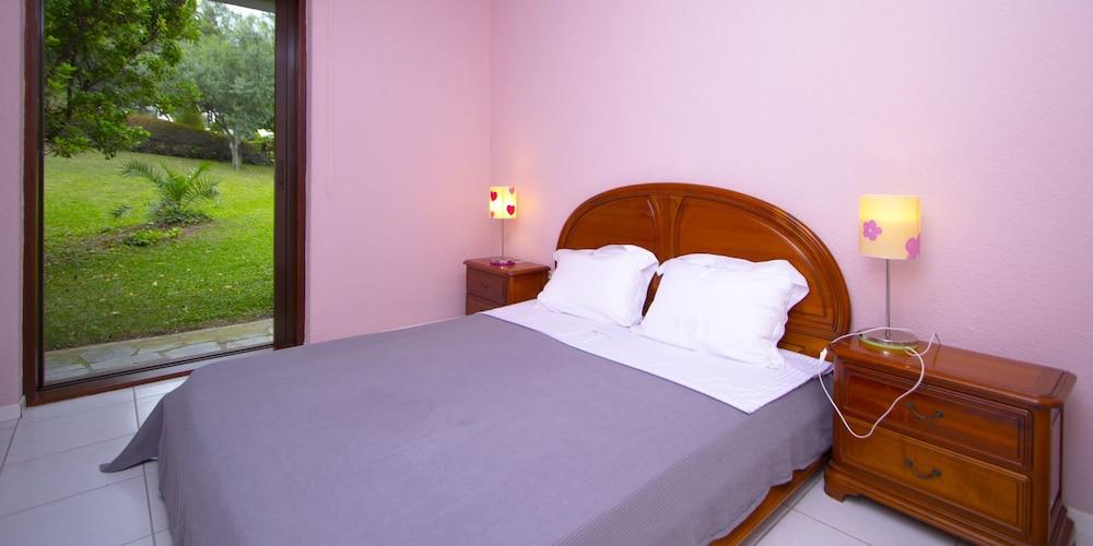 Araucaria Shared Pool Villa, Sani