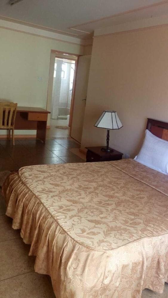 Pinnacle Court Apartments