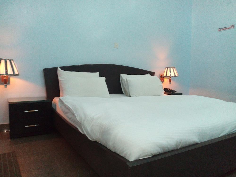 Dionzec Hotel & Suites