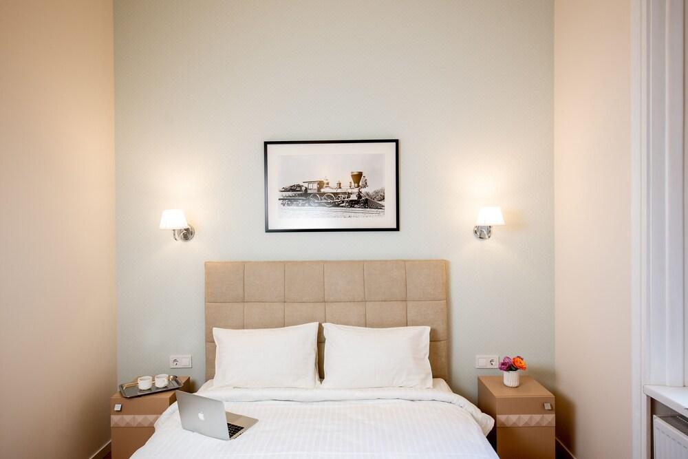 Art Deco Central Rooms