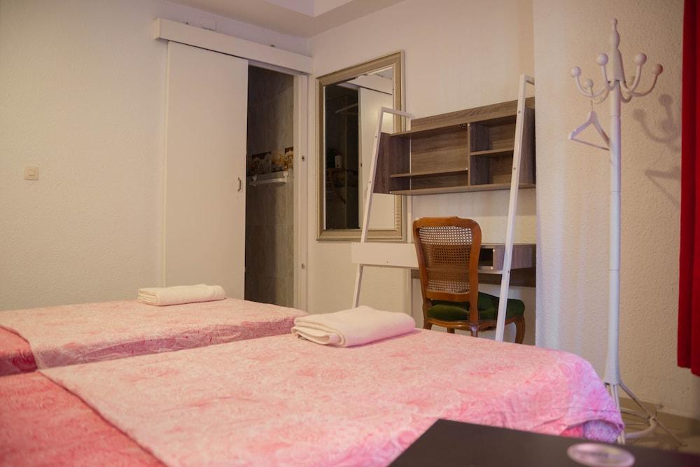 Go Bcn Hostal Ideal Badal