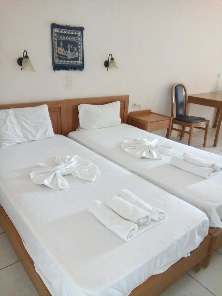 Chrisanna Apartments & Studios