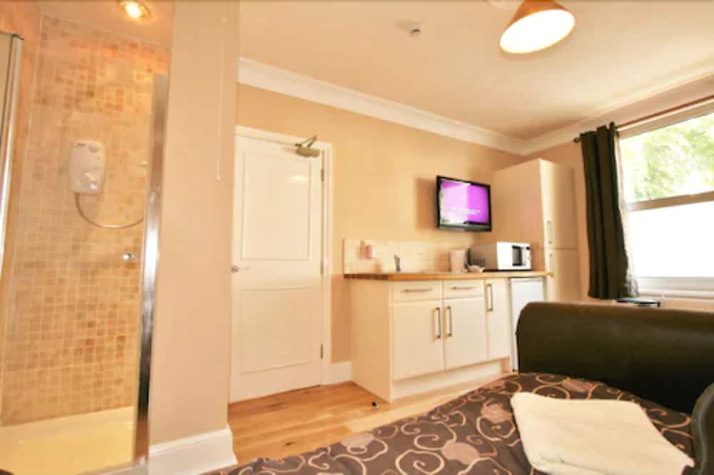 Central Studios Gloucester Road by Rooms Booked - Free Parking