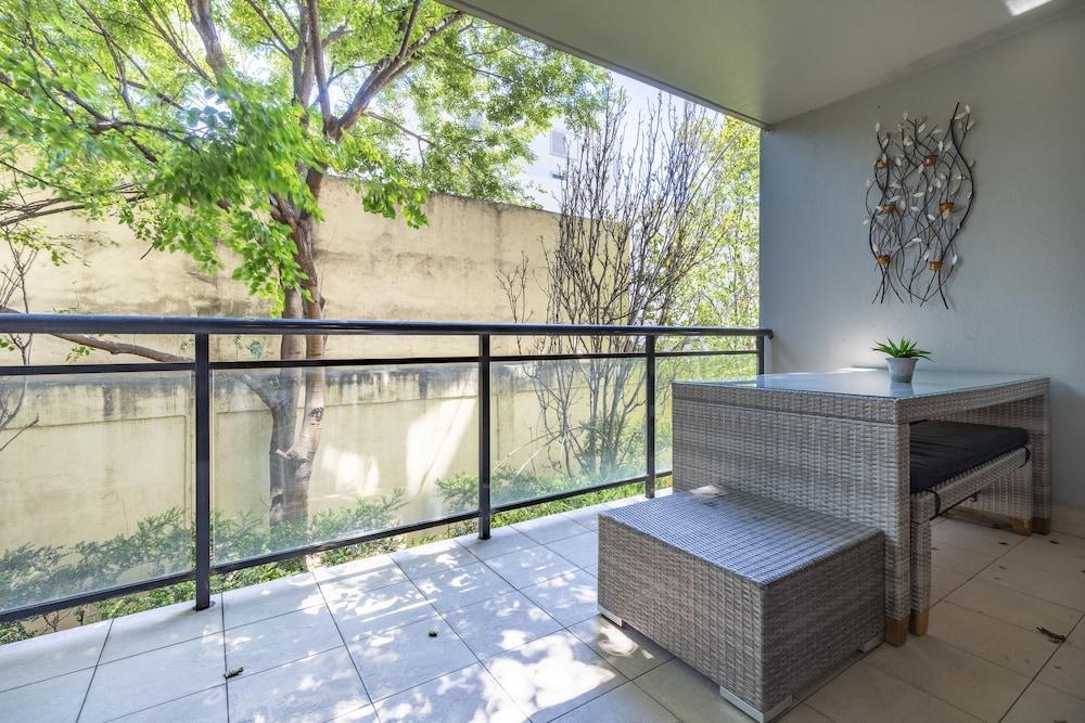 Perfectly Located Apt Rooftop Pool & Spa