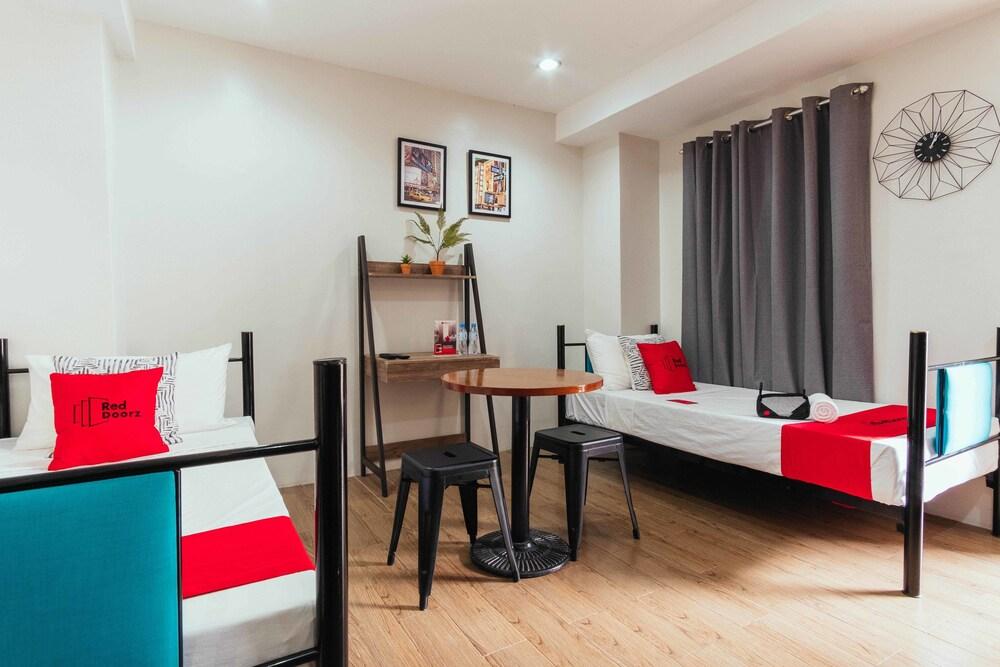 RedDoorz Plus @ Maria Christina Arcade