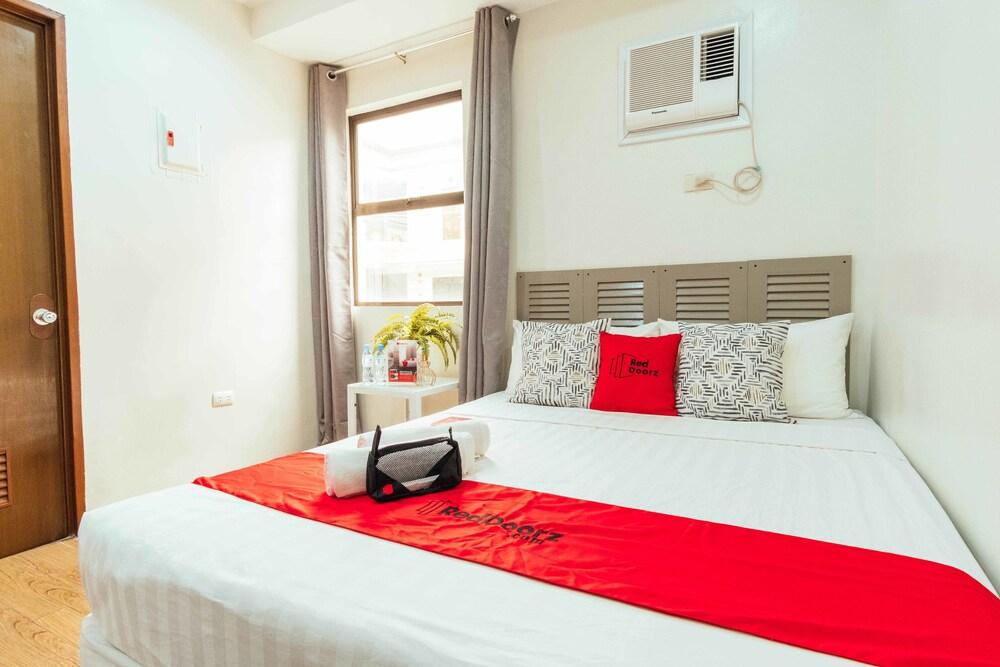 RedDoorz Plus @ Maria Christina Arcade