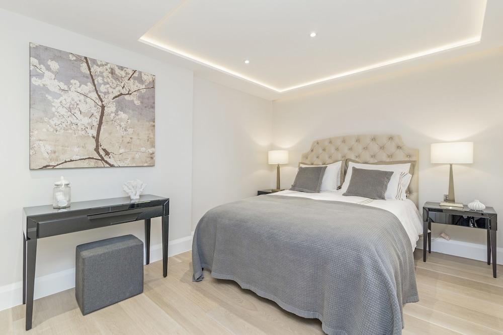 London Villa - 33 St Stephens Gardens