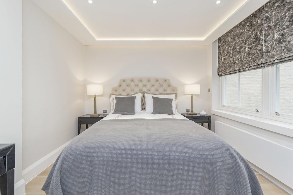 London Villa - 33 St Stephens Gardens